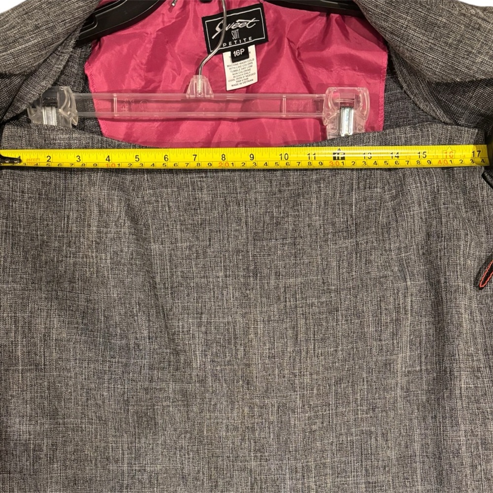 Elegant Women's Gray Blazer with Pink Lining - Picture 4 of 5
